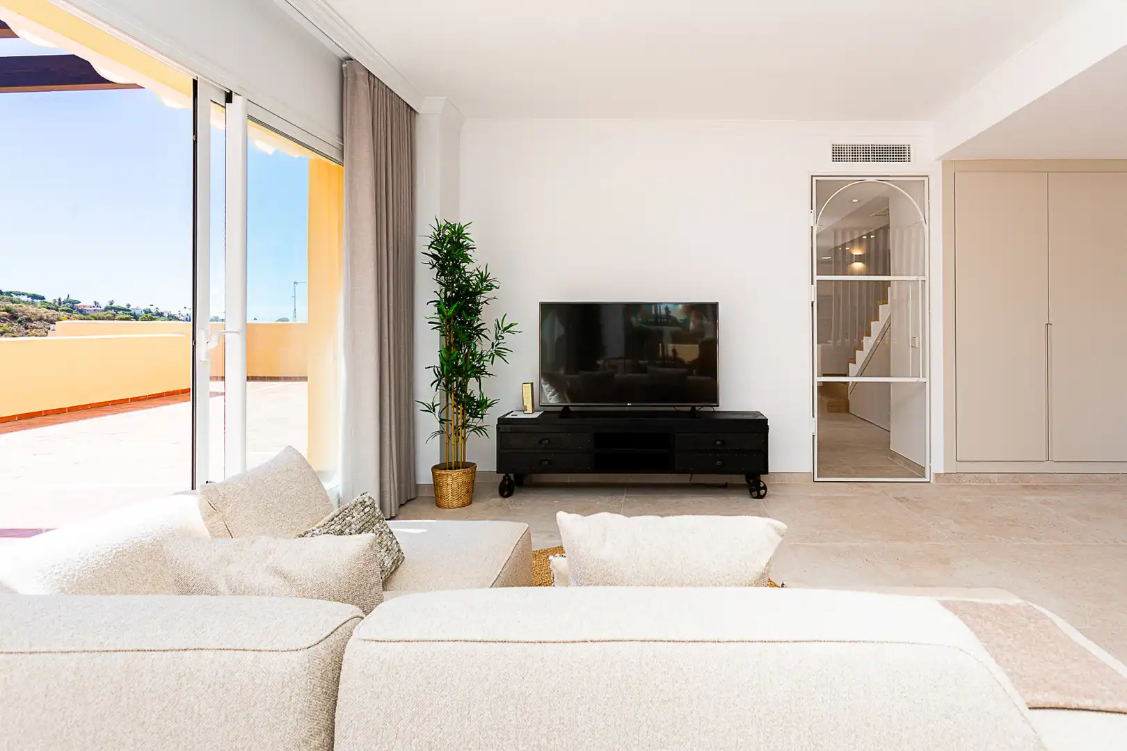Sala de estar de Ático en venta en Marbella con Aire acondicionado, Terraza y Trastero