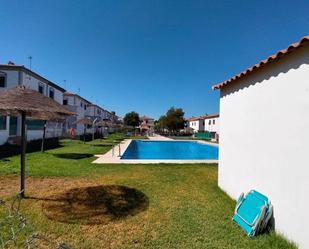 Piscina de Casa adosada en venda en El Real de la Jara amb Aire condicionat, Terrassa i Balcó