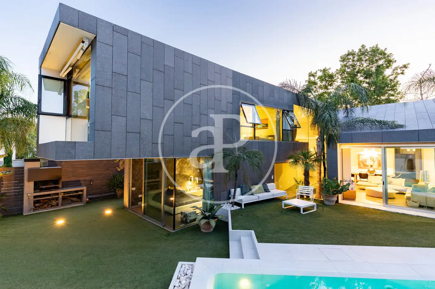 Vista exterior de Casa o xalet en venda en Sant Cugat del Vallès amb Aire condicionat, Calefacció i Jardí privat