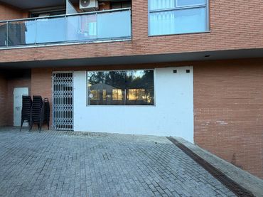 Locale commerciale in affitto a Carrer de Magallanes 53