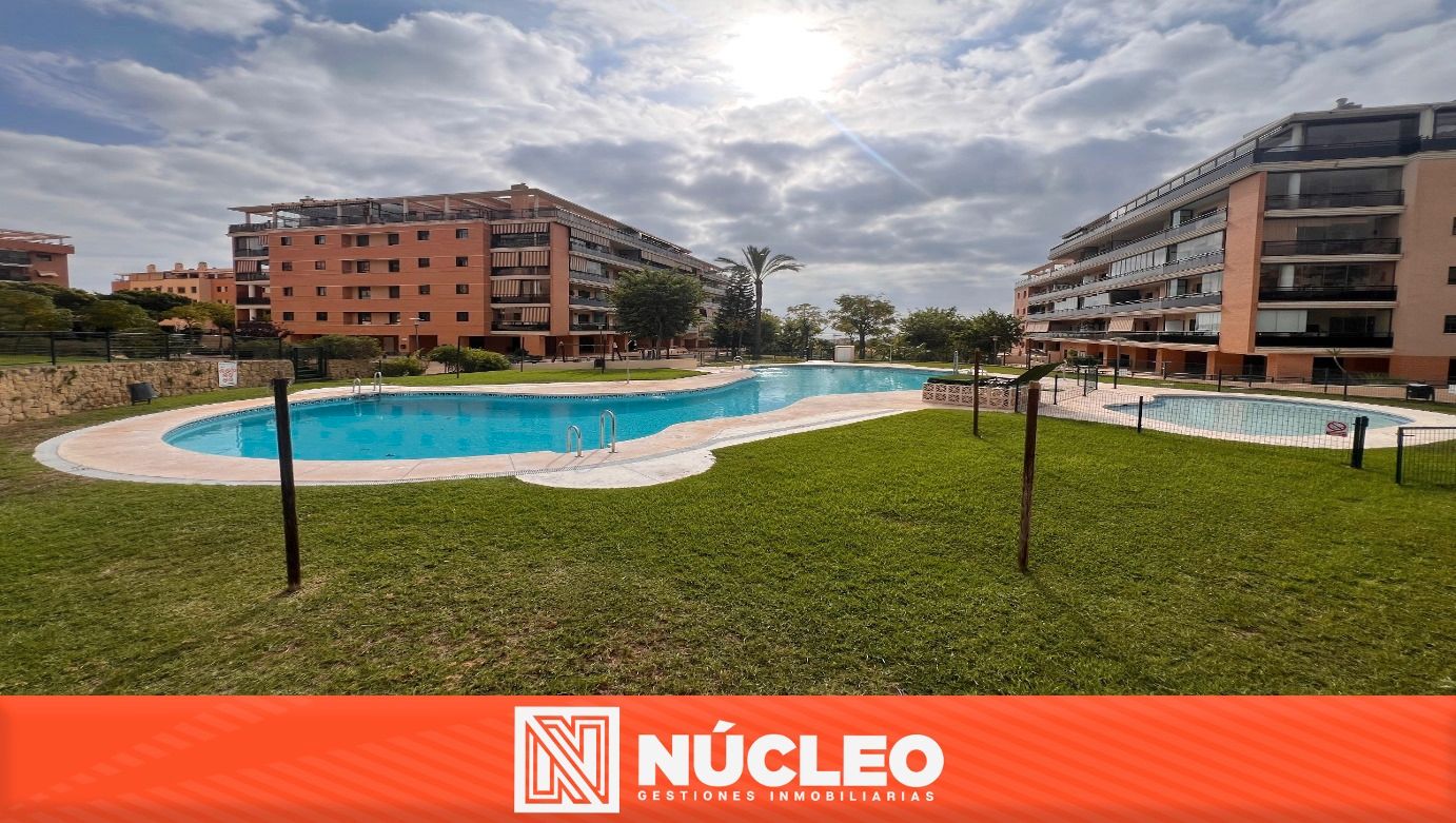 Vista exterior de Pis en venda en Torremolinos amb Aire condicionat, Jardí privat i Traster
