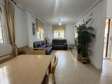 Chalet con balcón en venta en El Raso