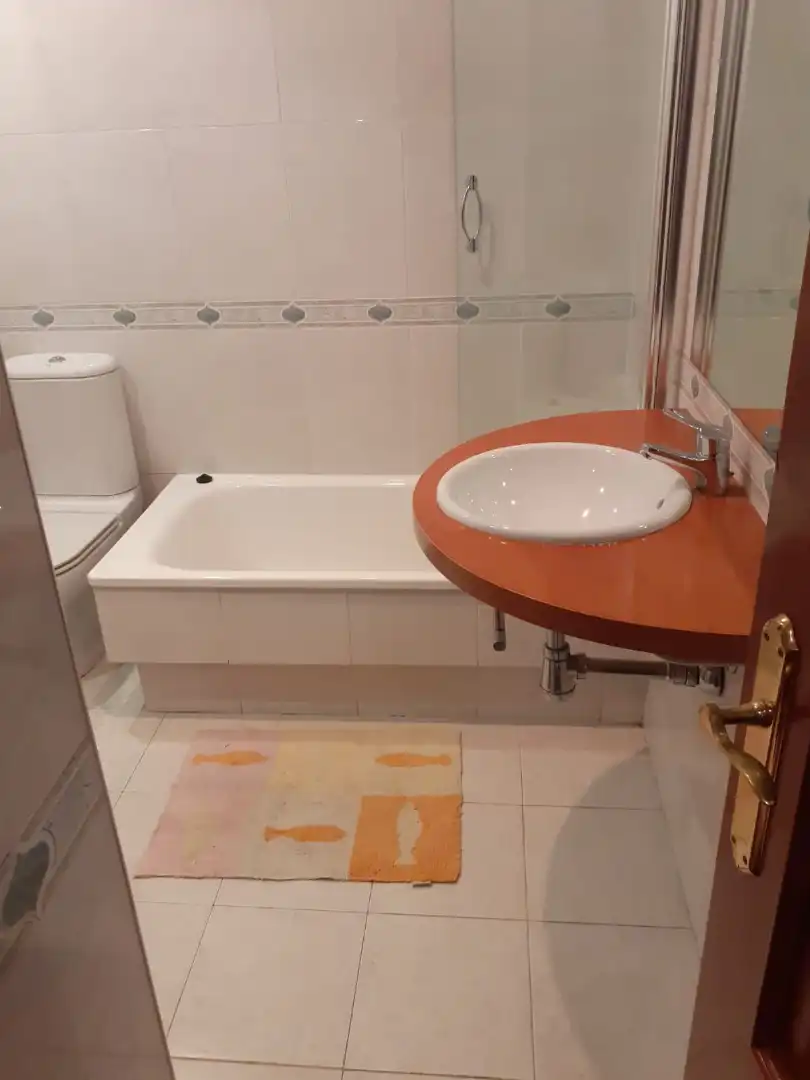 Badezimmer von Wohnungen zur Miete in Vigo  mit Heizung, Parkett und Abstellraum