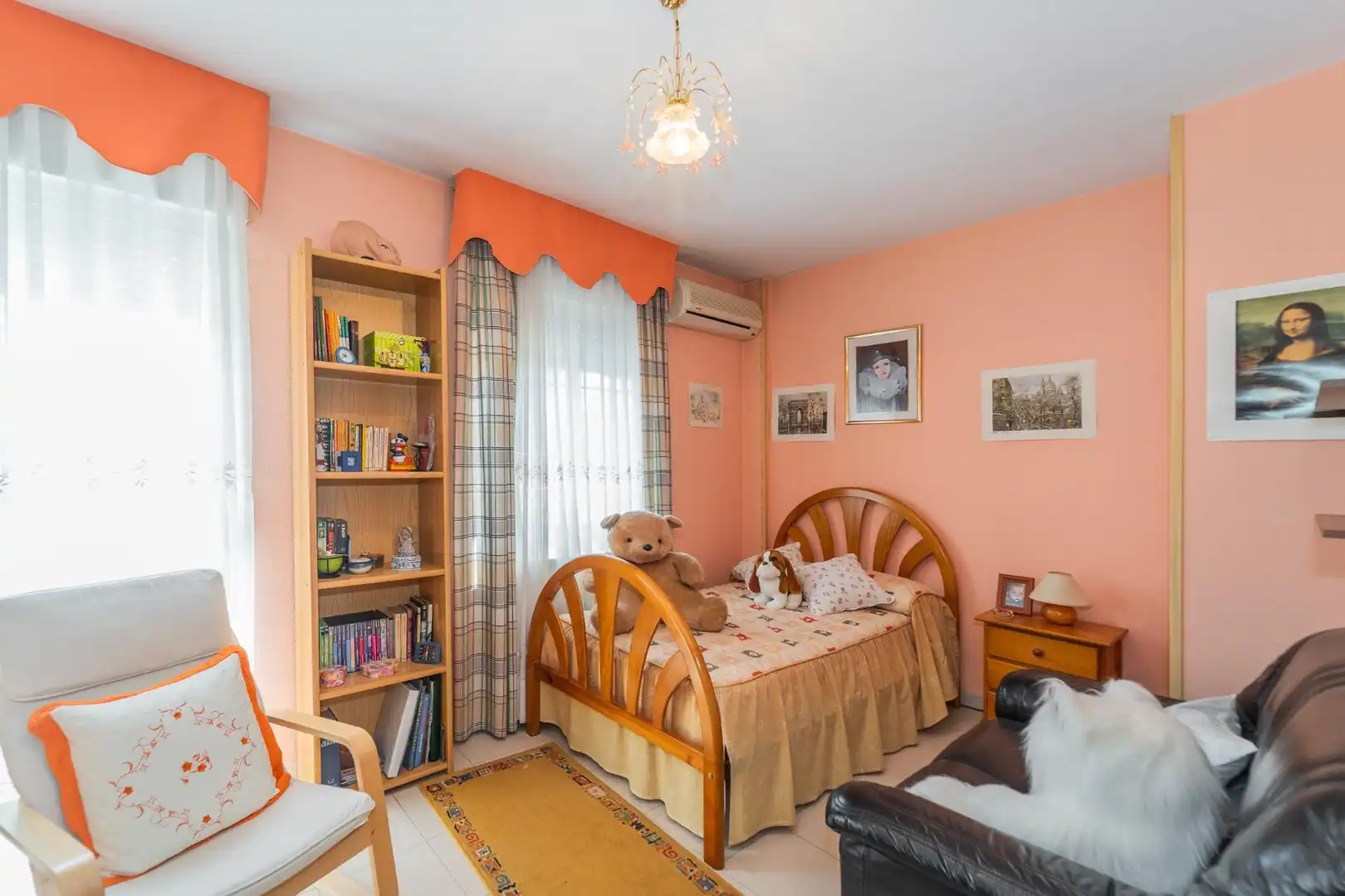 Schlafzimmer von Einfamilien-Reihenhaus zum Verkauf in Parla mit Klimaanlage, Heizung und Privatgarten