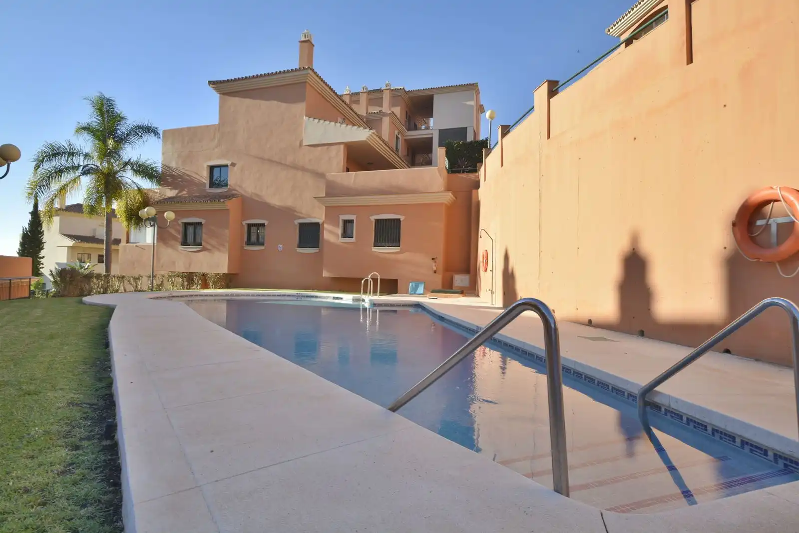 Schwimmbecken von Wohnungen zum Verkauf in Marbella mit Klimaanlage, Heizung und Privatgarten