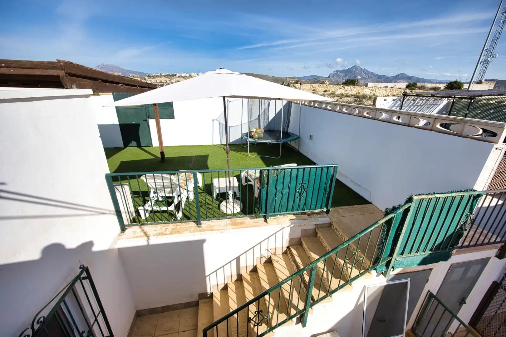 Terrasse von Einfamilien-Reihenhaus zum Verkauf in Mutxamel mit Klimaanlage, Heizung und Privatgarten
