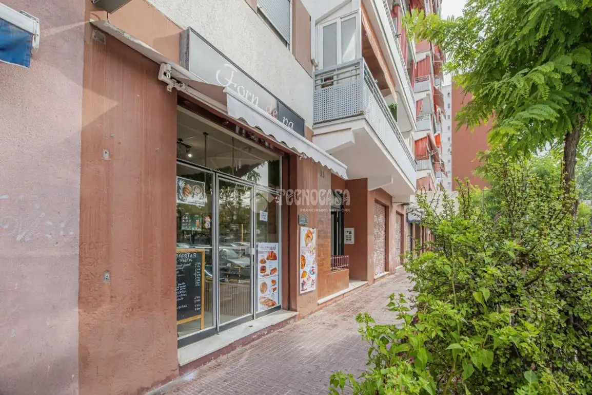 Vista exterior de Local en venda en L'Hospitalet de Llobregat amb Aire condicionat