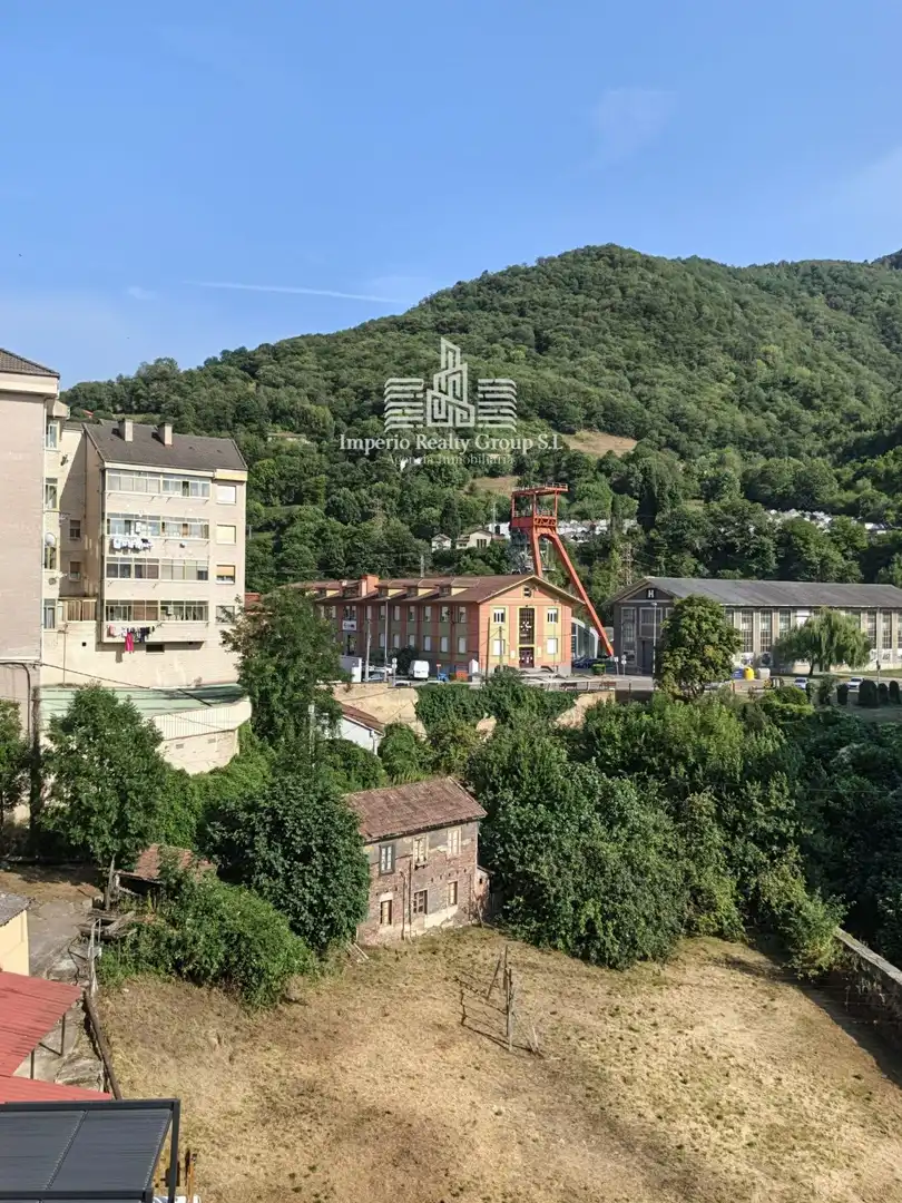 Vista exterior de Edifici en venda en Mieres (Asturias)