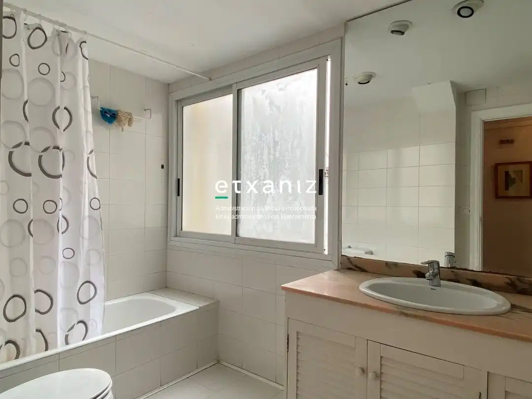Bathroom of Flat for rent in Donostia - San Sebastián   with Heating, Oven and Washing machine