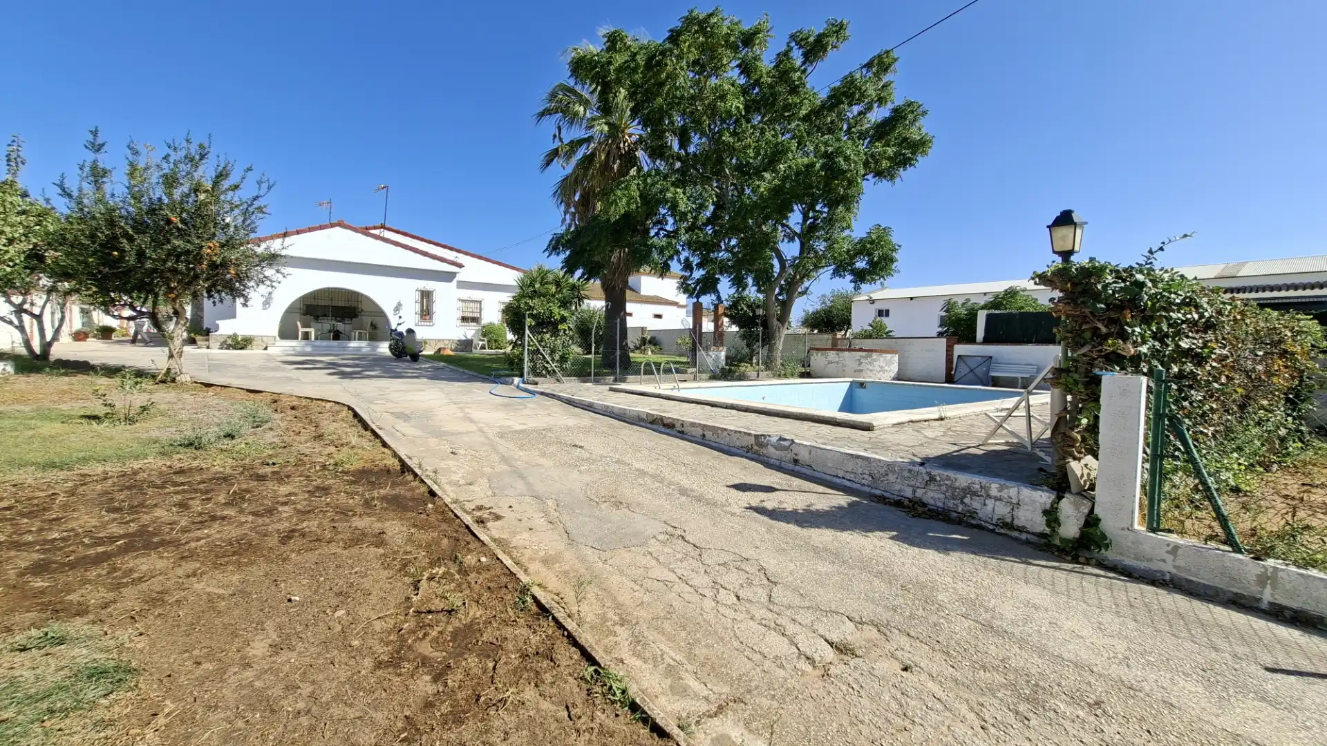 Vista exterior de Casa o xalet en venda en Chiclana de la Frontera amb Jardí privat, Terrassa i Traster