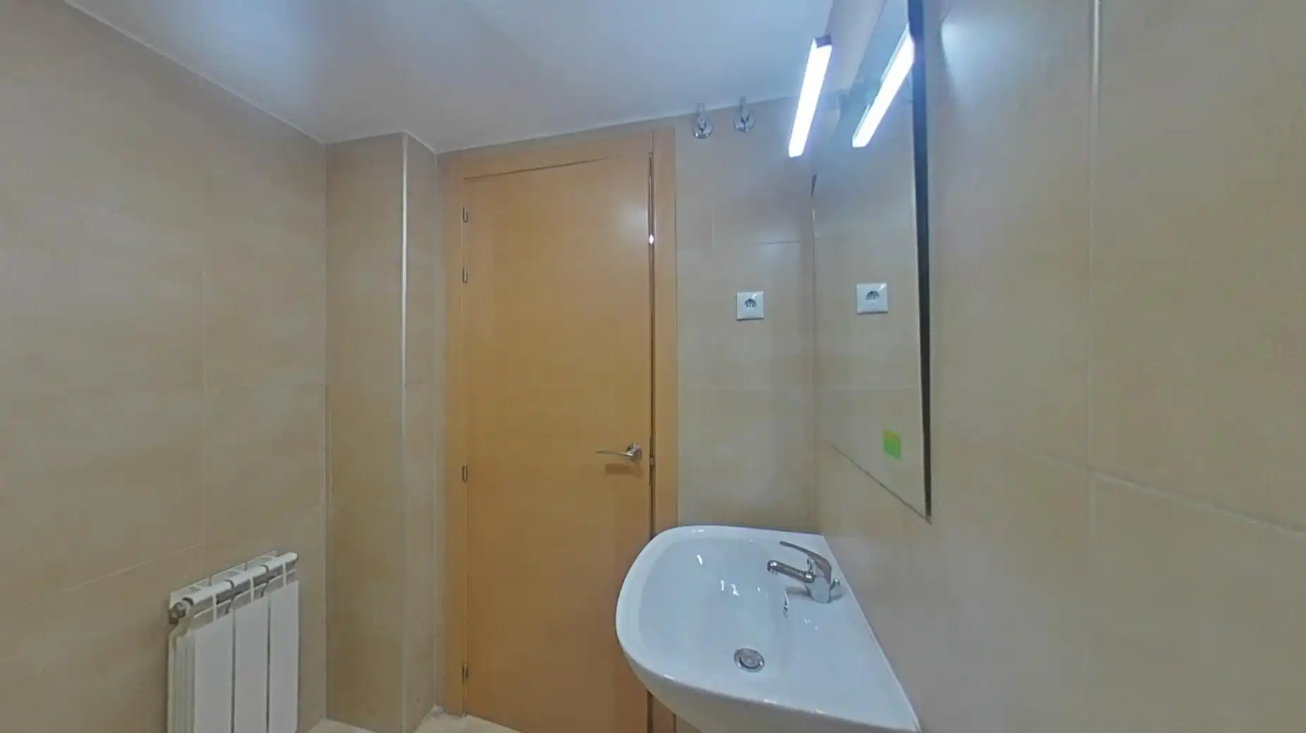 Bathroom of Duplexes for sale in Santa Coloma de Gramenet  with Heating