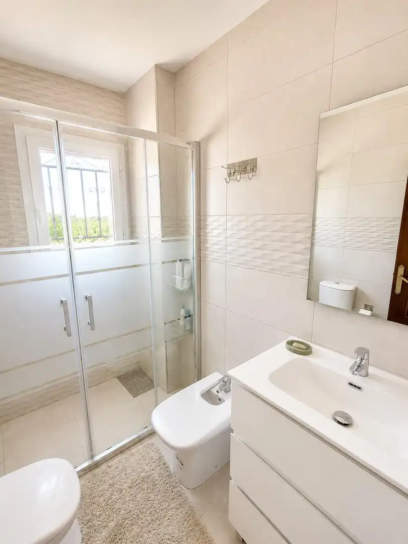 Bany de Casa o xalet en venda en El Campello amb Aire condicionat, Jardí privat i Terrassa