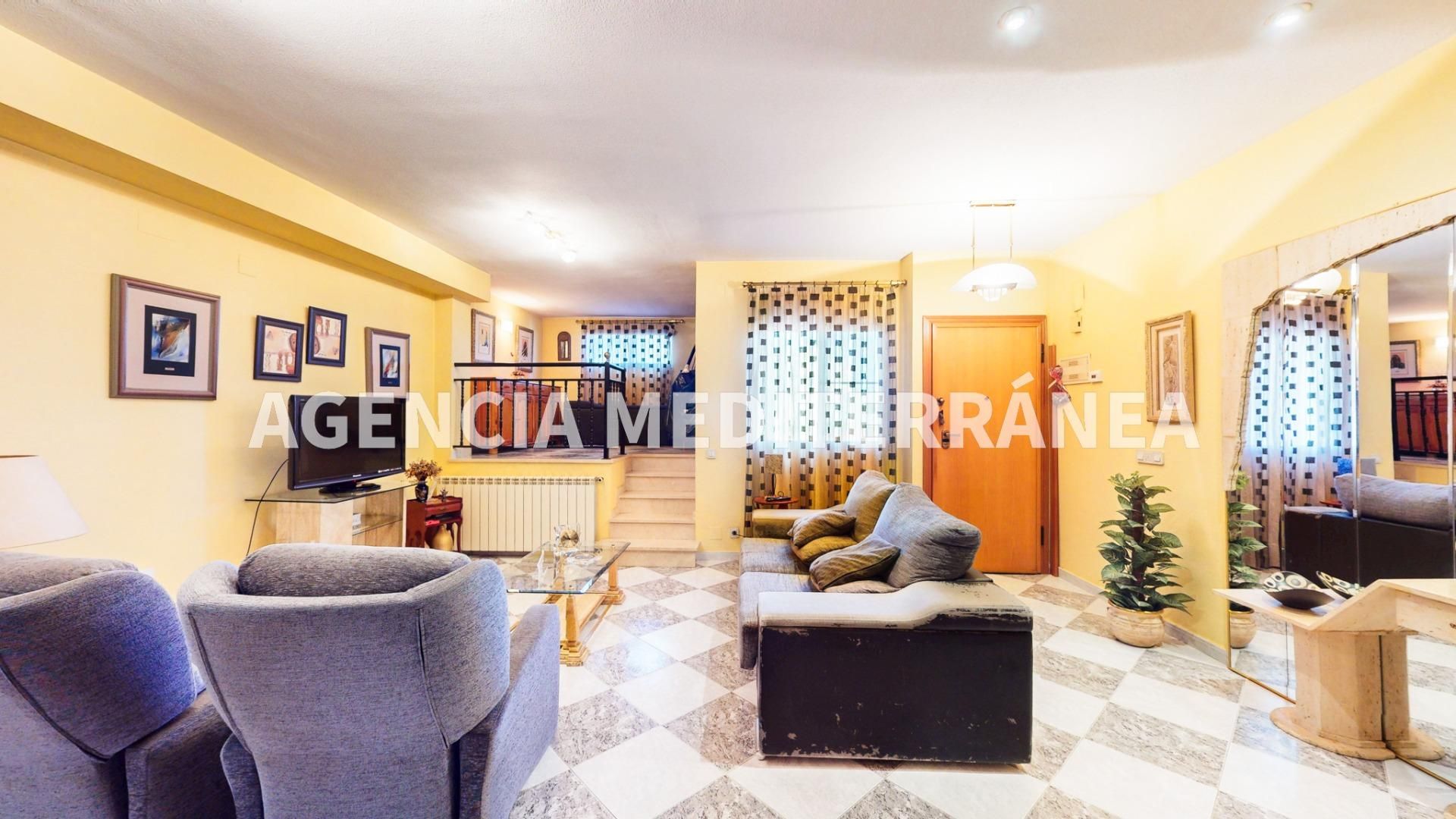 Einfamilien-Reihenhaus zum Verkauf in Alcàsser mit Klimaanlage, Terrasse und Abstellraum