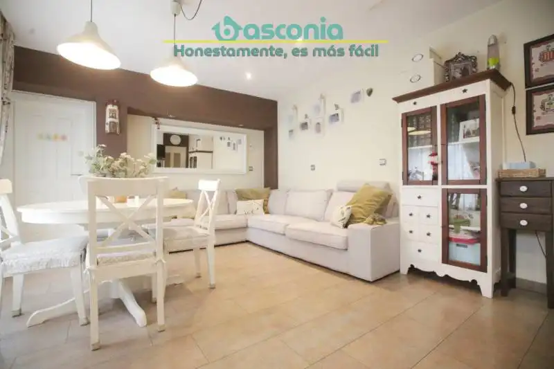 Sala d'estar de Pis en venda en Basauri  amb Calefacció i Moblat