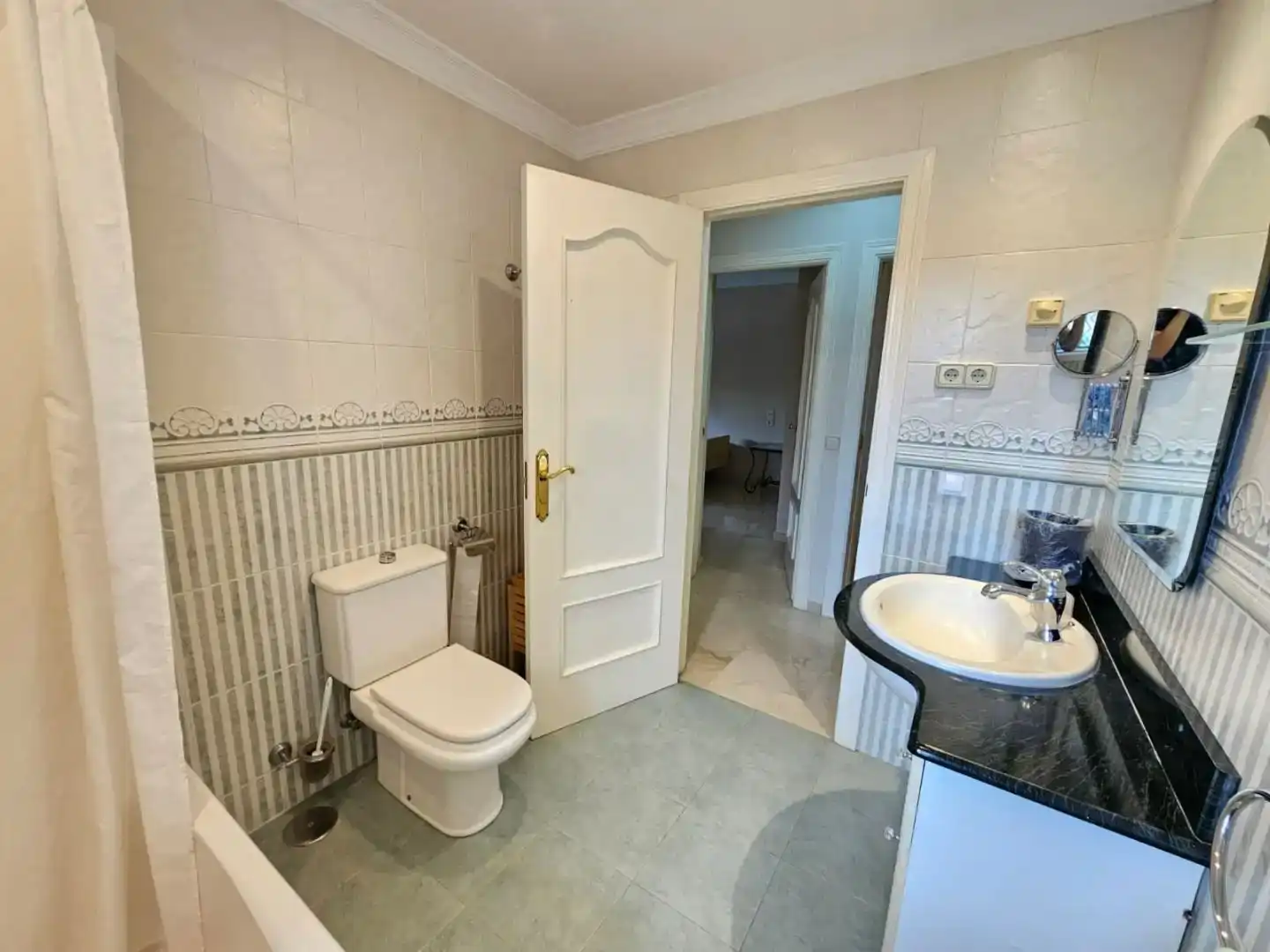 Badezimmer von Wohnung zur Miete in Mijas mit Klimaanlage, Privatgarten und Parkett
