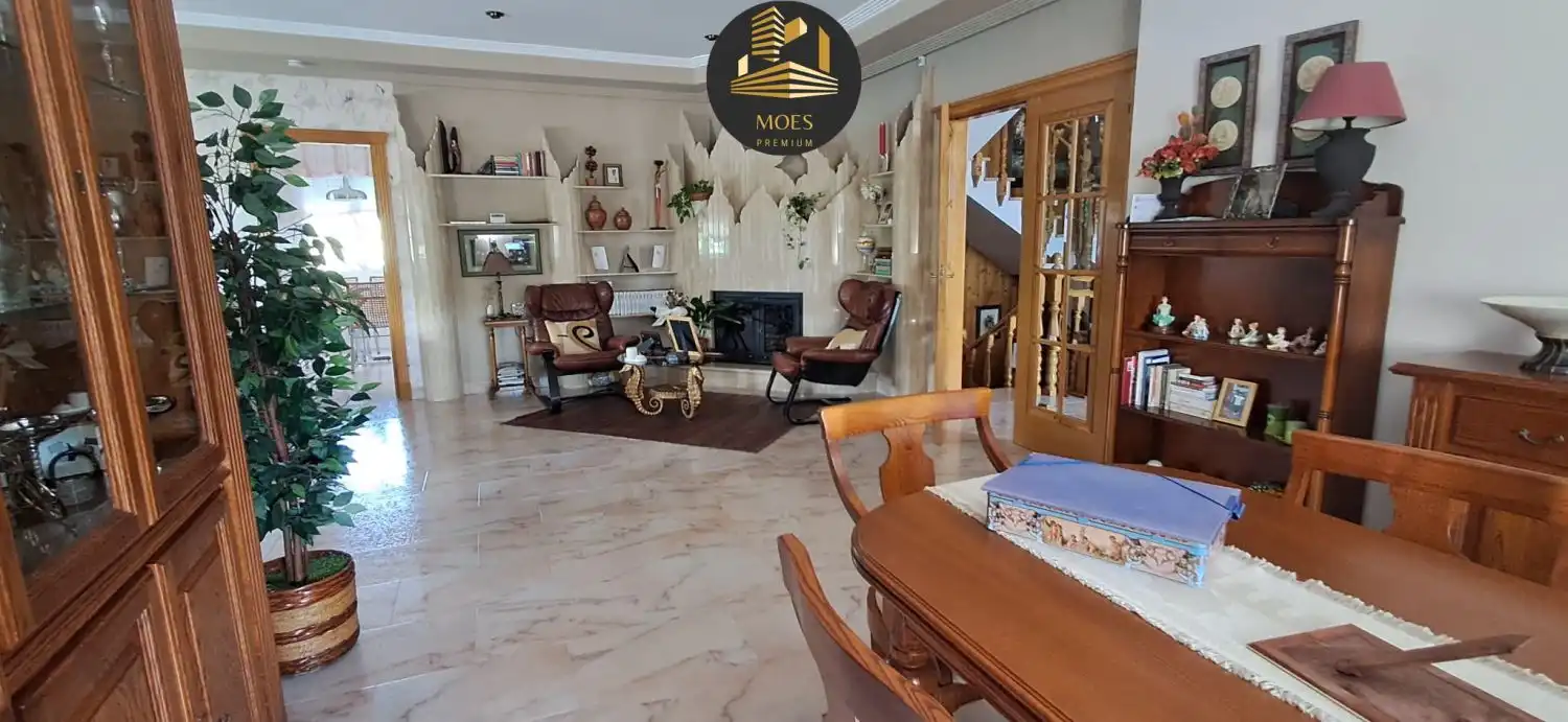 Sala d'estar de Casa o xalet en venda en Martos amb Calefacció, Terrassa i Piscina