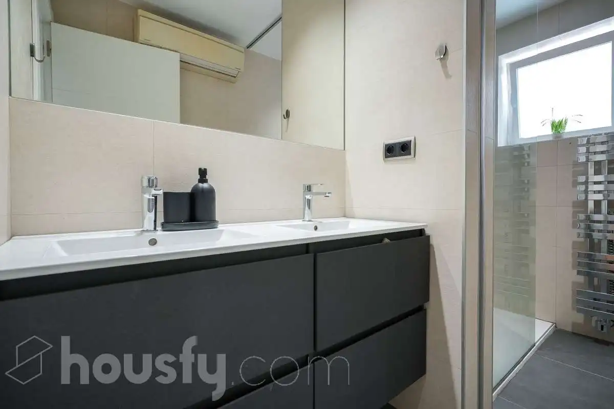 Bathroom of Duplexes for sale in Madrid  with Air Conditioner, Heating and Storage room