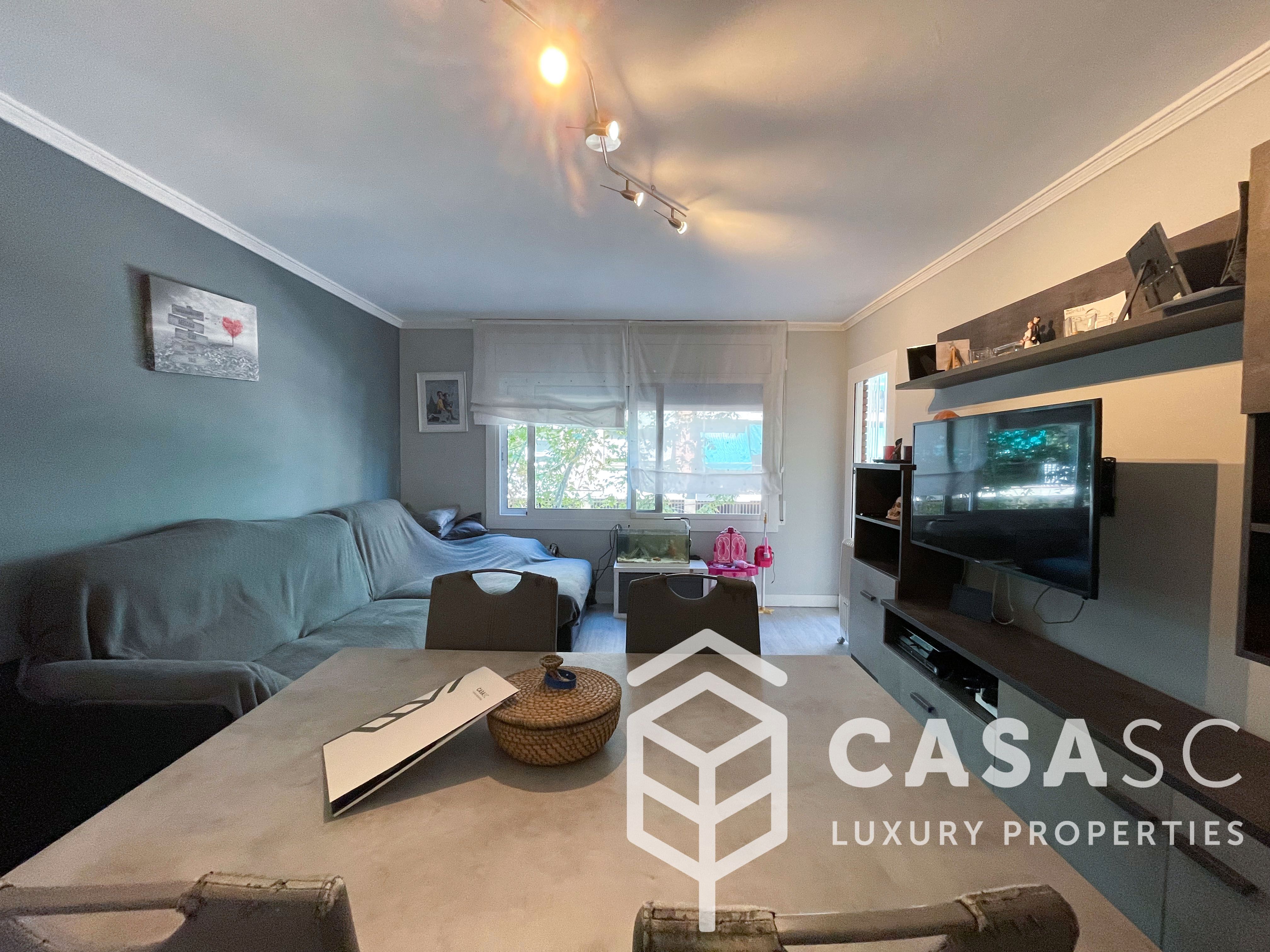 Living room of Flat for sale in Cerdanyola del Vallès  with Air Conditioner, Heating and Parquet flooring