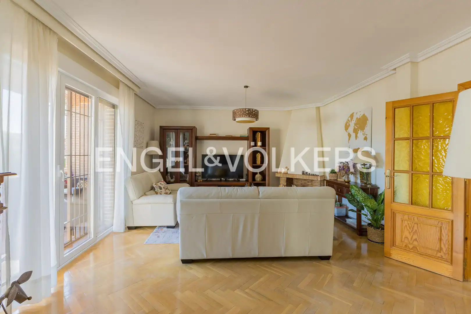 Sala d'estar de Casa adosada en venda en Las Rozas de Madrid amb Aire condicionat, Calefacció i Jardí privat