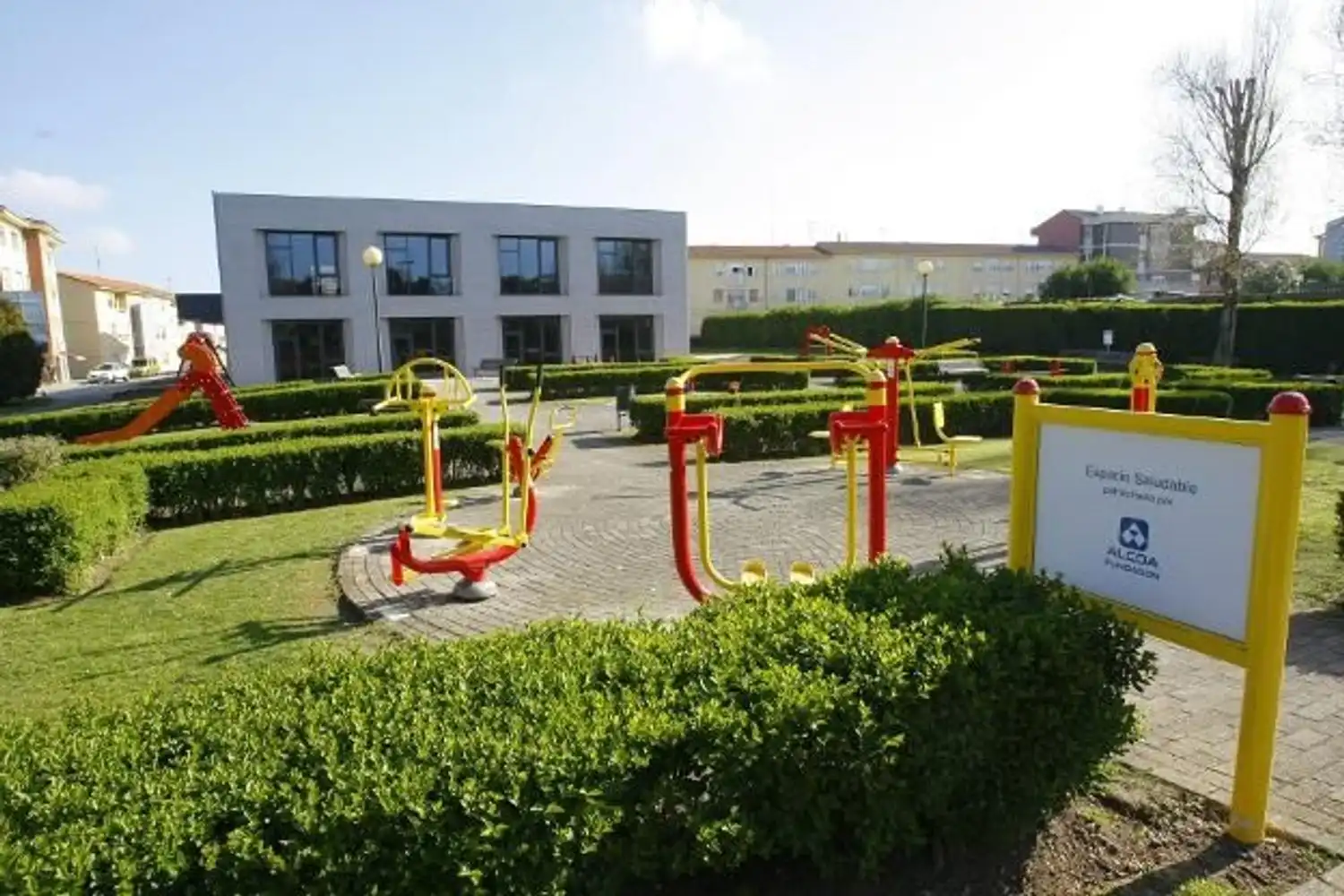 Vista exterior de Piso en venta en Avilés con Calefacción, Trastero y Piscina