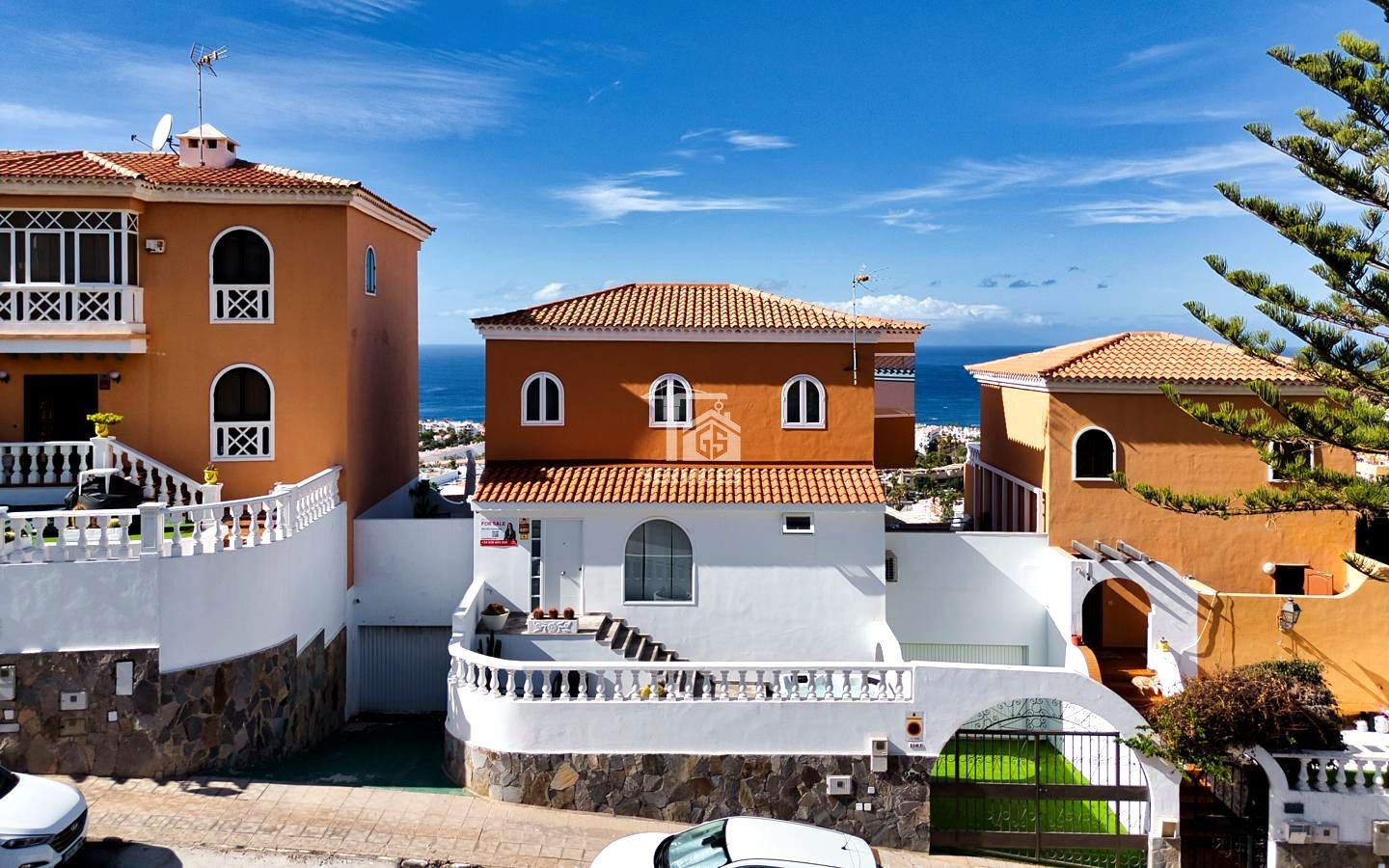 Vista exterior de Casa adosada en venda en Adeje amb Aire condicionat, Terrassa i Moblat