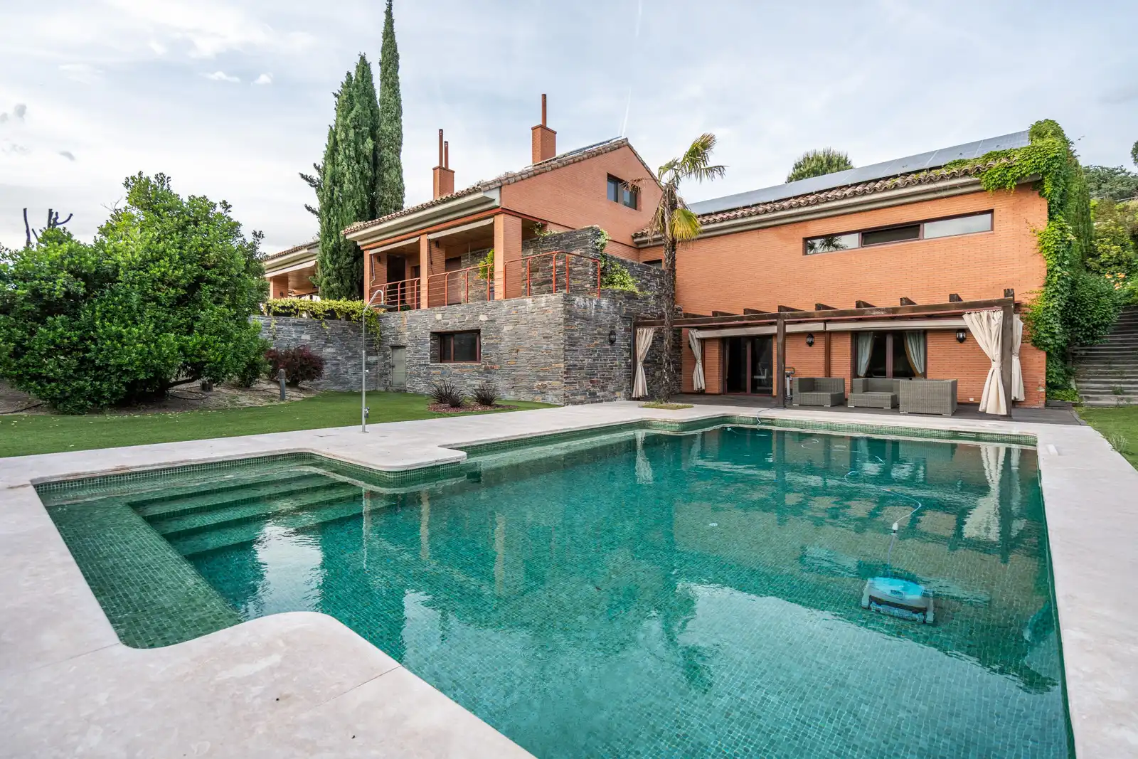 Piscina de Casa o xalet en venda en Las Rozas de Madrid amb Aire condicionat, Calefacció i Jardí privat