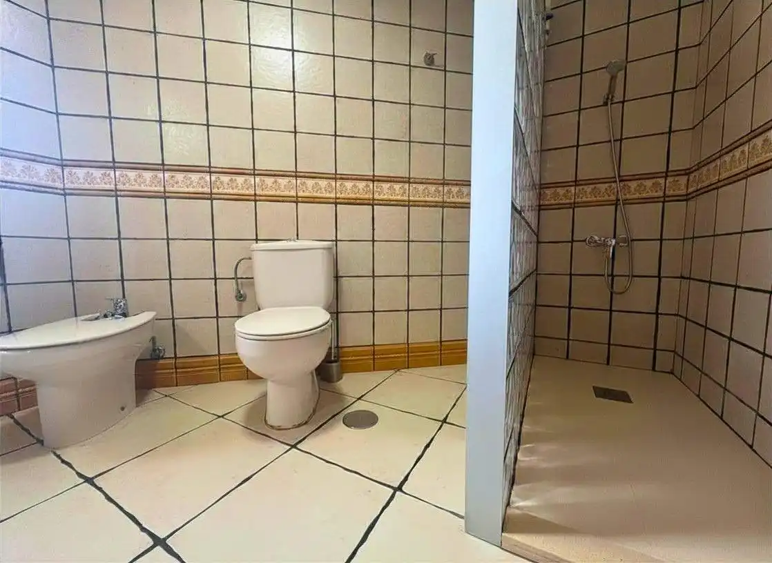 Badezimmer von Wohnung zum Verkauf in Tarifa mit Abstellraum und Alarm