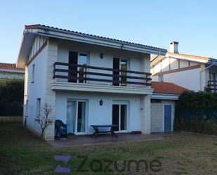 Vista exterior de Casa o xalet de lloguer en Castro-Urdiales amb Balcó