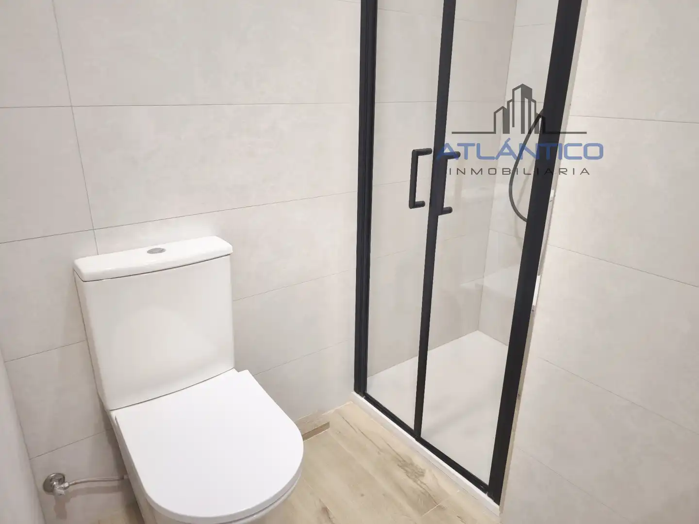 Bathroom of Apartments for rent in A Coruña Capital   with Heating, Oven and Washing machine