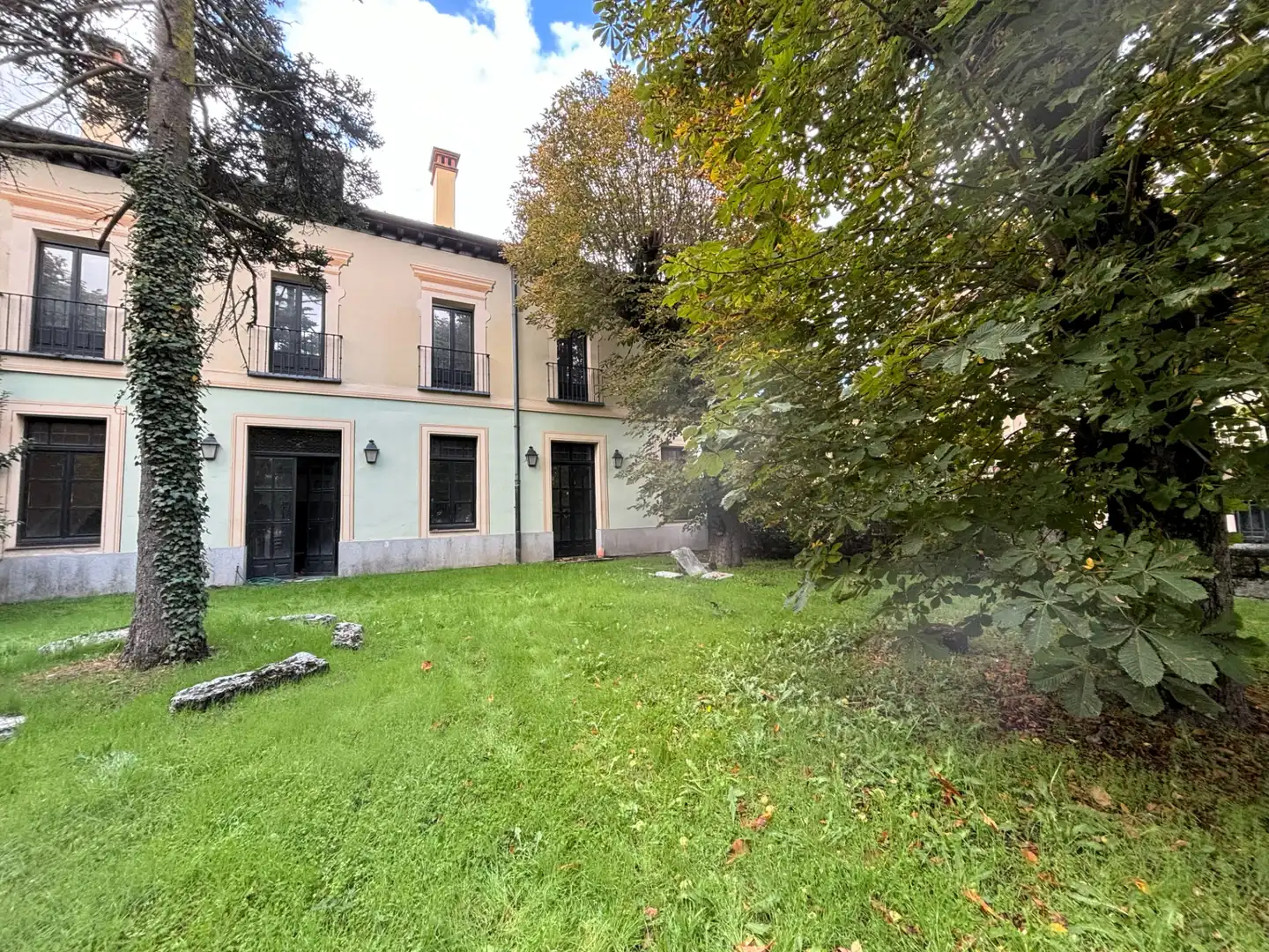 Vista exterior de Casa adosada en venta en Real Sitio de San Ildefonso con Calefacción, Jardín privado y Parquet