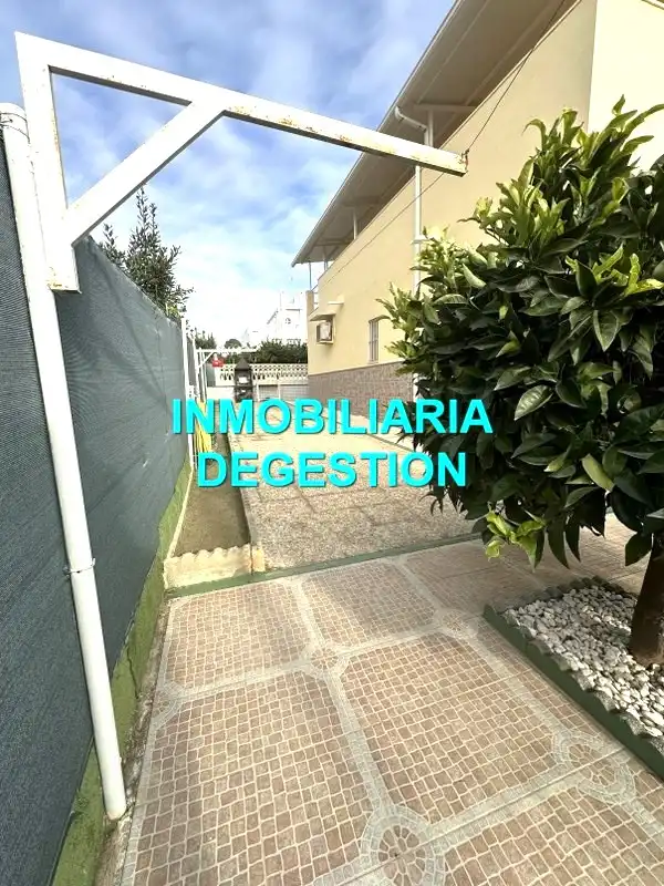 Vista exterior de Casa o xalet en venda en Linares amb Aire condicionat, Calefacció i Jardí privat
