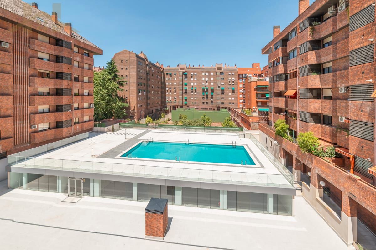 Swimming pool of Flat for sale in Tres Cantos  with Air Conditioner, Heating and Terrace