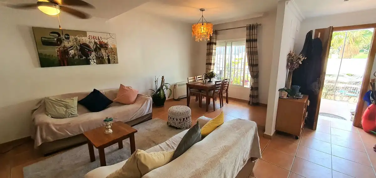 Sala de estar de Casa adosada en venta en Fuengirola con Jardín privado, Piscina y Amueblado