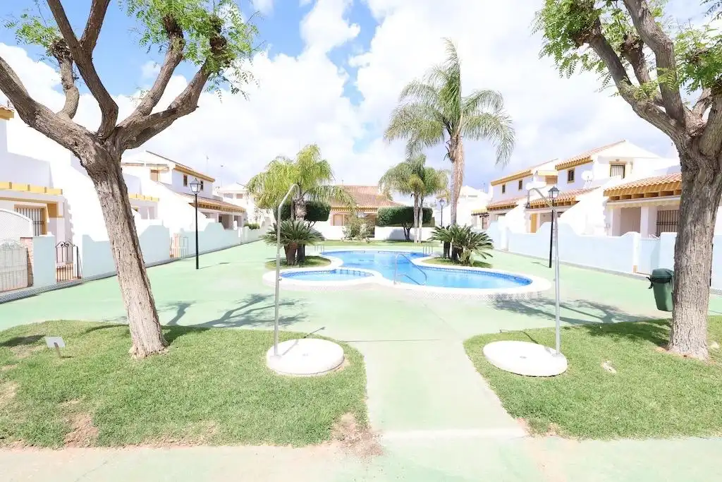Vista exterior de Casa o chalet en venta en Pilar de la Horadada con Jardín privado, Terraza y Amueblado
