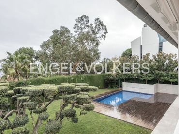 Casa amb balcó de lloguer a Les Corts