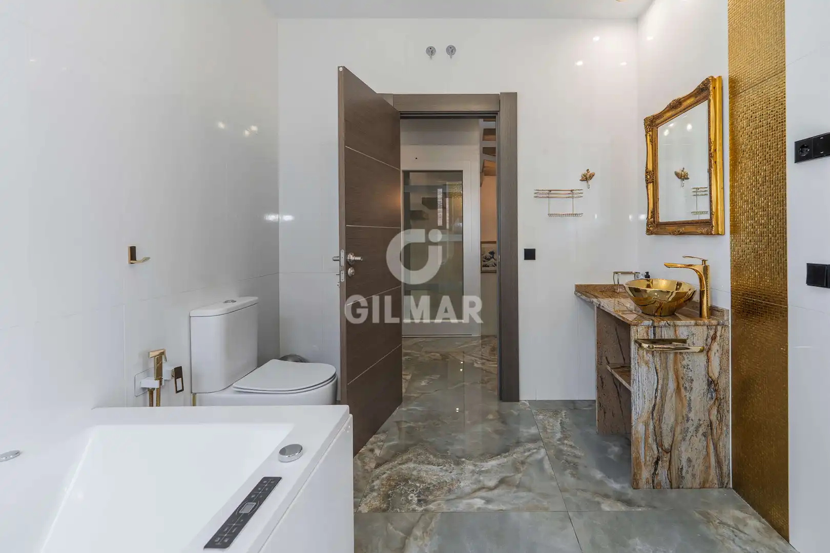 Badezimmer von Einfamilien-Reihenhaus zum Verkauf in Pozuelo de Alarcón mit Heizung und Privatgarten