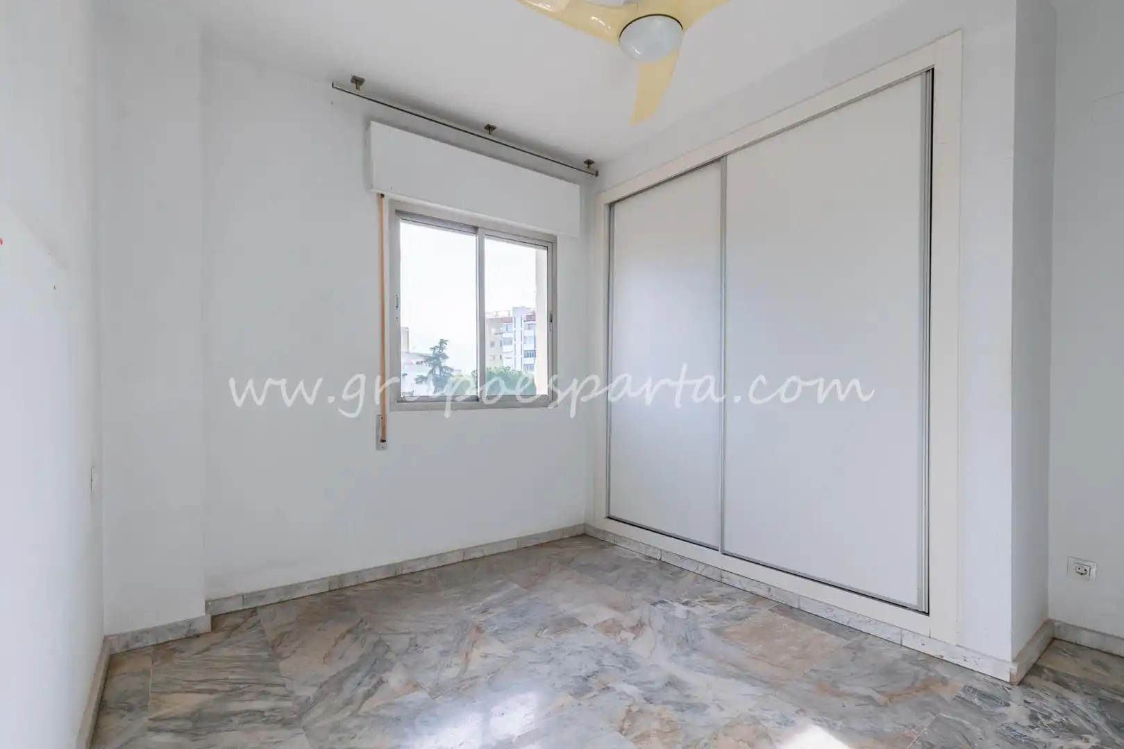 Bedroom of Flat for sale in Sevilla  with Air Conditioner and Balcony