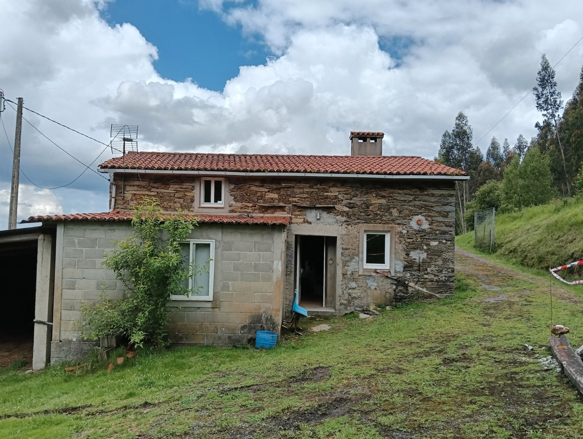 Vista exterior de Casa o xalet en venda en Cesuras amb Jardí privat i Traster
