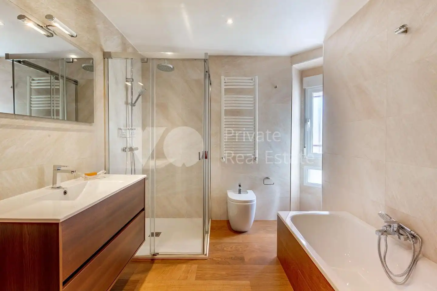 Baño de Casa adosada en venta en Madrid con Aire acondicionado, Calefacción y Jardín privado