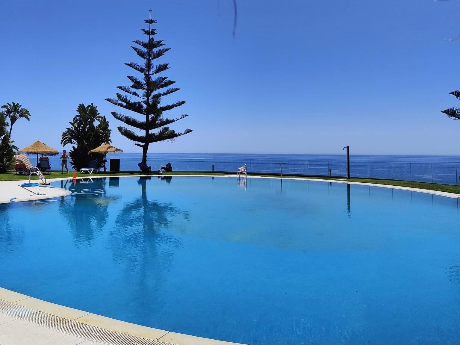 Piscina de Piso de alquiler en Benalmádena con Aire acondicionado, Jardín privado y Terraza
