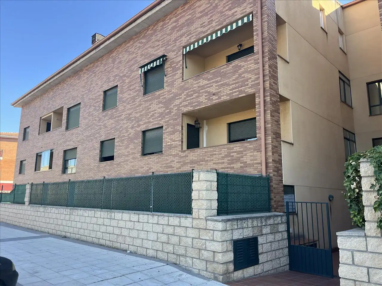 Vista exterior de Dúplex en venda en El Tiemblo  amb Traster i Balcó