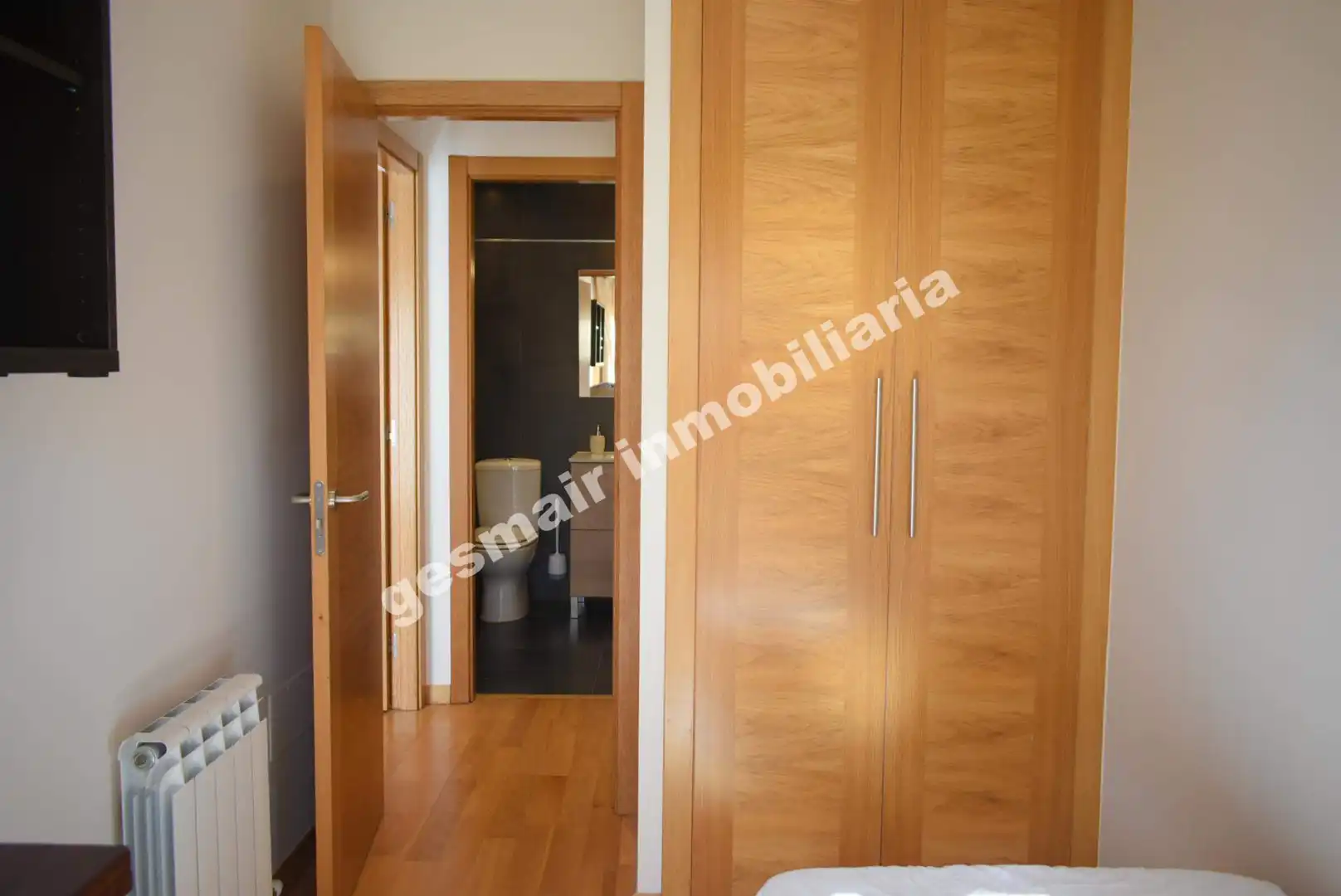 Dormitori de Apartament de lloguer en Pontevedra Capital  amb Calefacció, Parquet i Terrassa