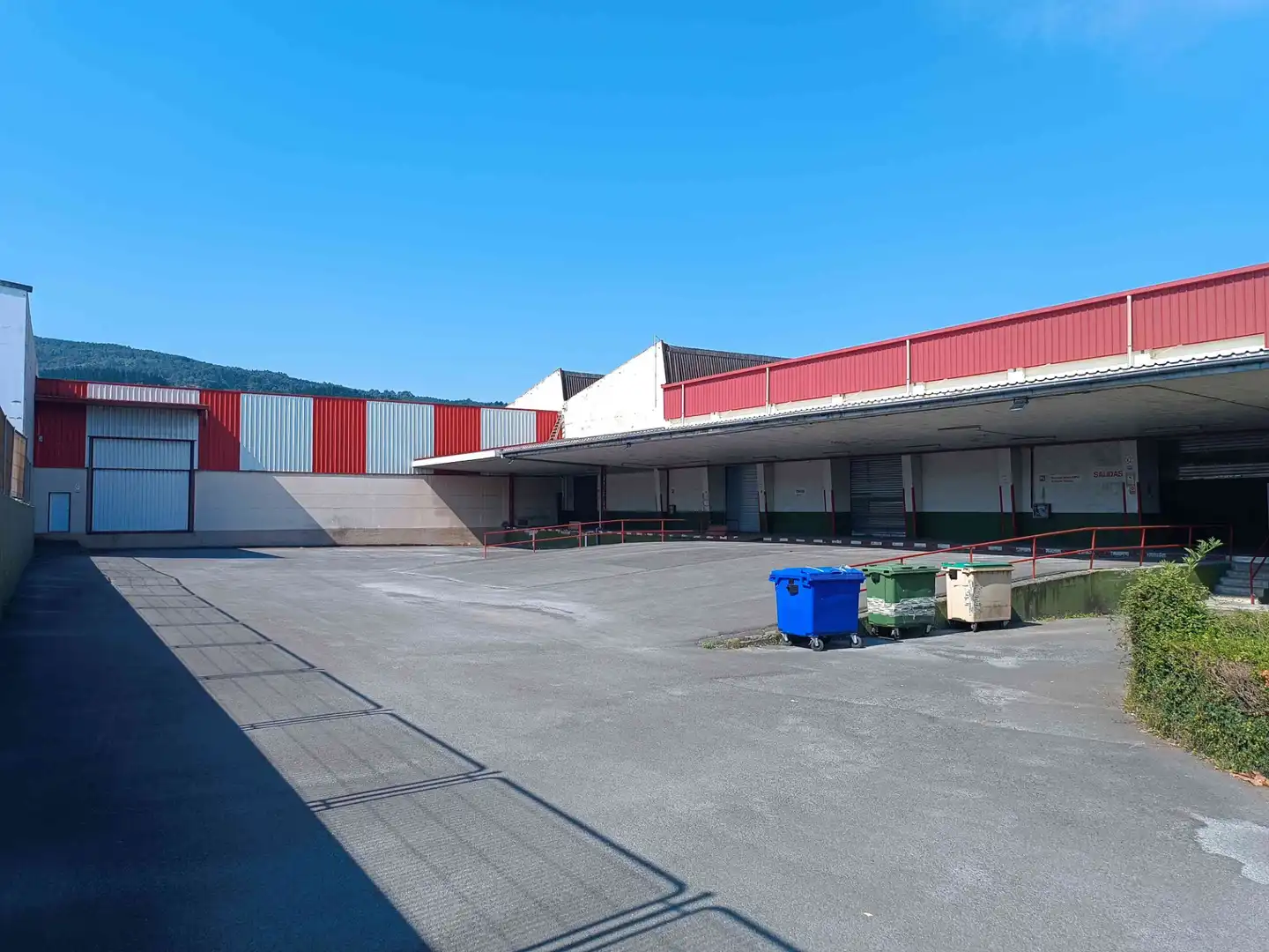 Vista exterior de Nave industrial en venta en Derio