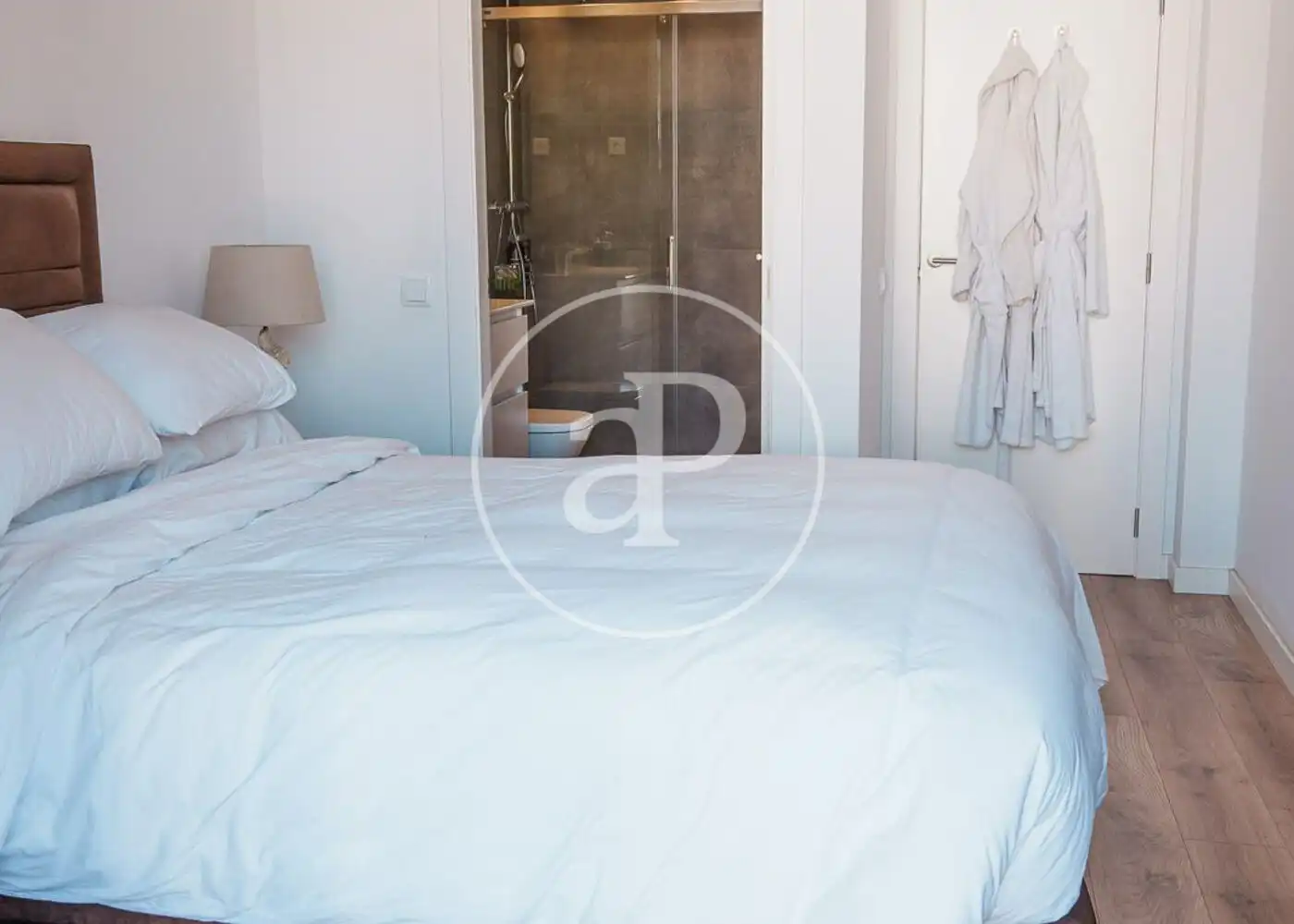 Schlafzimmer von Dachboden zur Miete in Barcelona mit Klimaanlage, Heizung und Terrasse