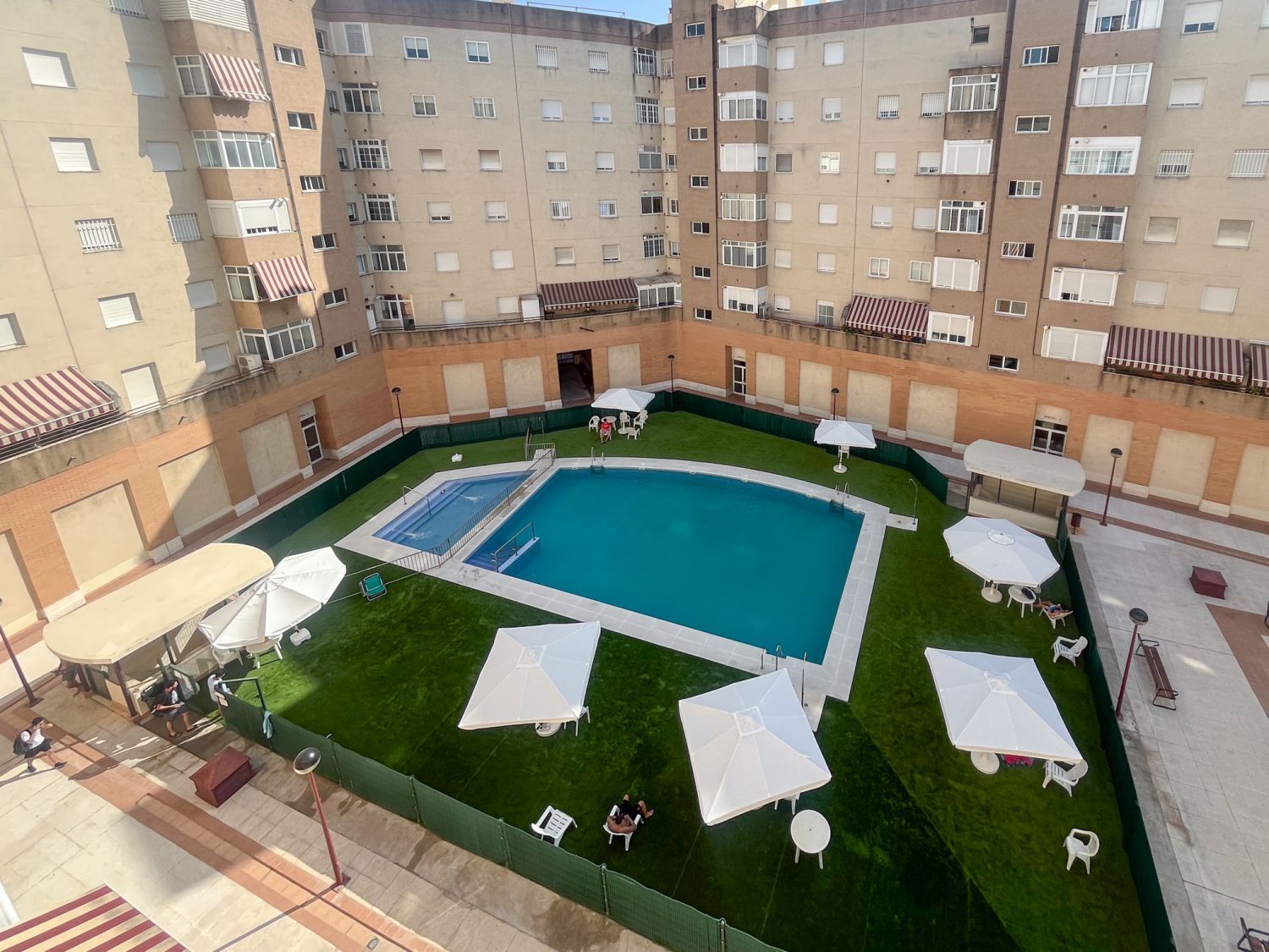 Swimming pool of Flat to rent in  Sevilla Capital  with Air Conditioner, Heating and Terrace