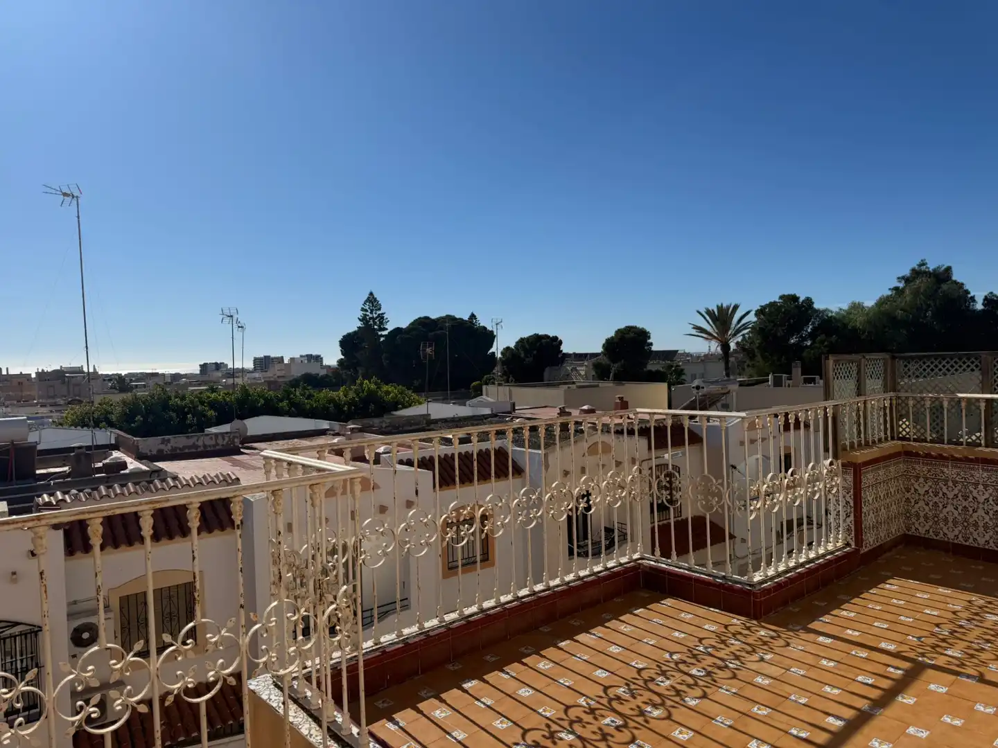 Vista exterior de Casa adosada en venta en Almería con Terraza, Amueblado y Horno