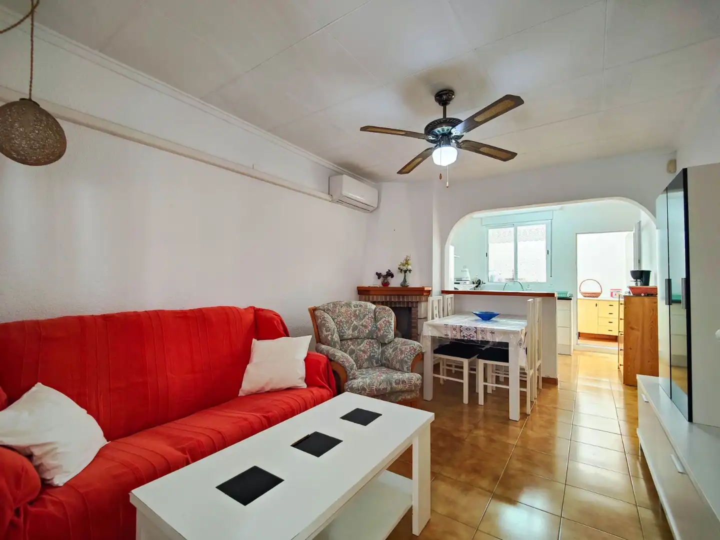 Sala de estar de Casa adosada de alquiler en Torrevieja con Aire acondicionado, Jardín privado y Terraza