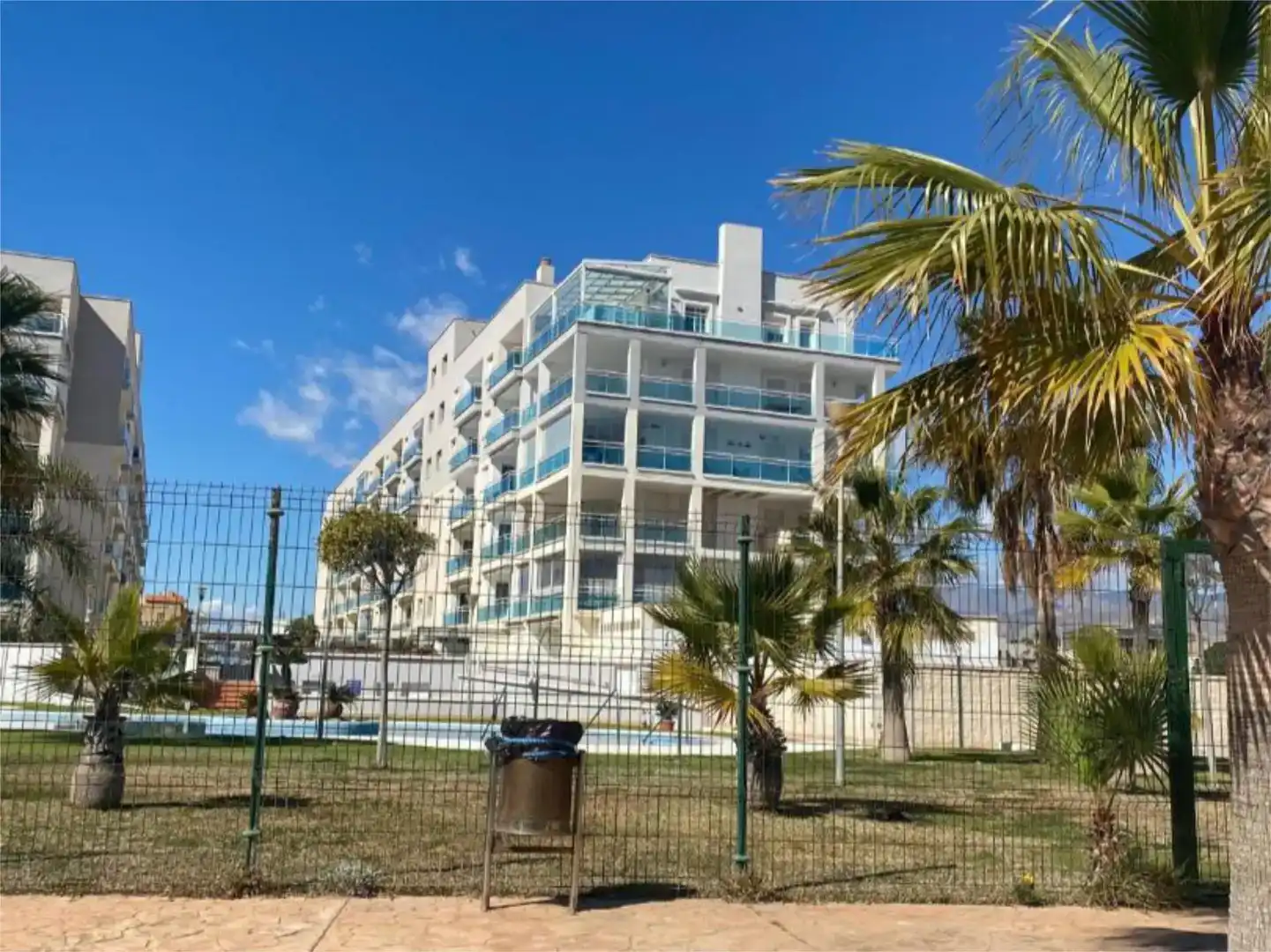 Außenansicht von Wohnung zur Miete in Roquetas de Mar mit Klimaanlage und Schwimmbad