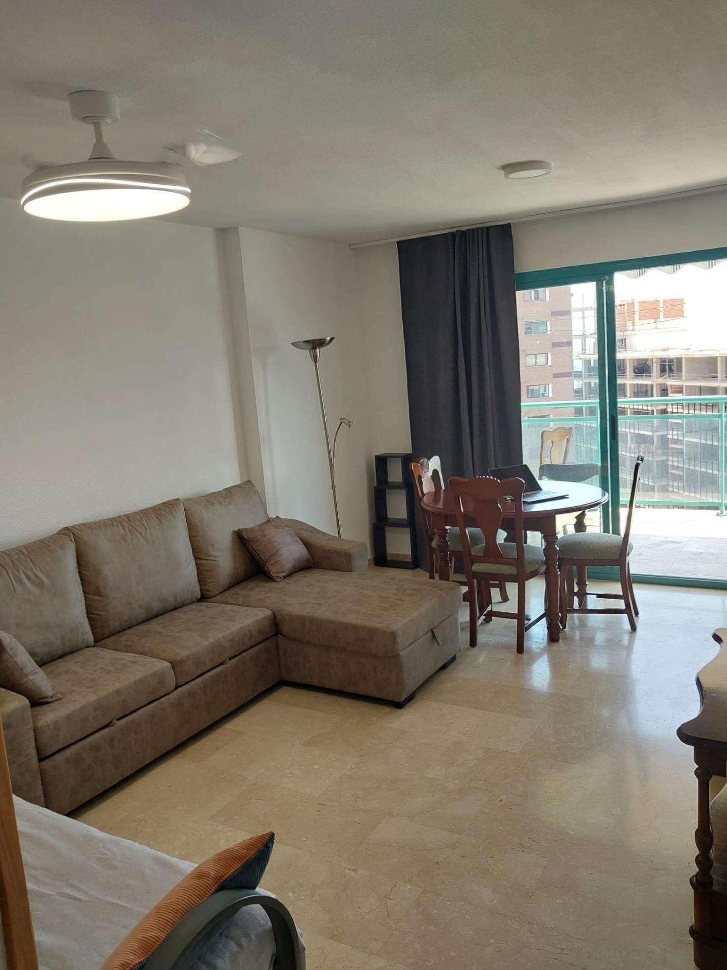 Sala d'estar de Apartament de lloguer en Villajoyosa / La Vila Joiosa amb Aire condicionat, Jardí privat i Terrassa