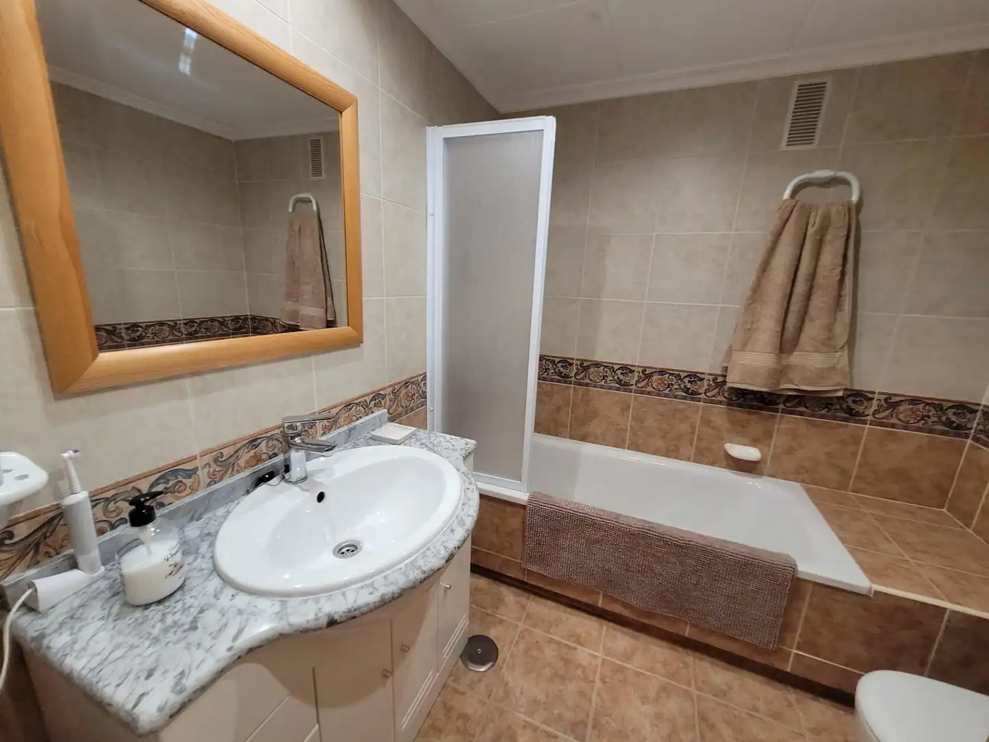 Baño de Apartamento en venta en Alicante / Alacant con Aire acondicionado, Calefacción y Jardín privado